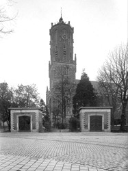 <p>In de loop van de 19e eeuw werden aan de zuidzijde van de Grote Kerk twee brandspuithuisjes gebouwd (beeldbank RCE). </p>
